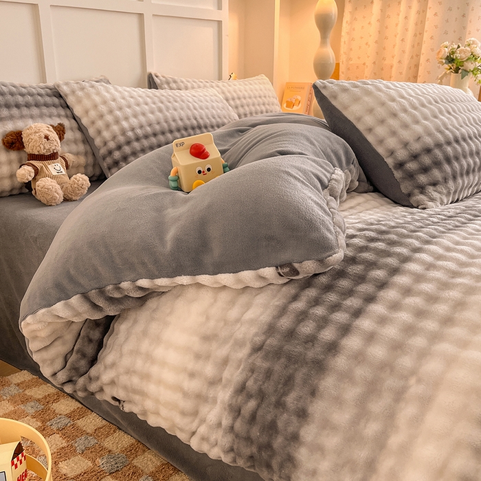 91家纺网 家纺一手货源 找家纺 金喜 2024新款牛奶绒印花泡泡四件套 泡泡牛奶绒-字母灰