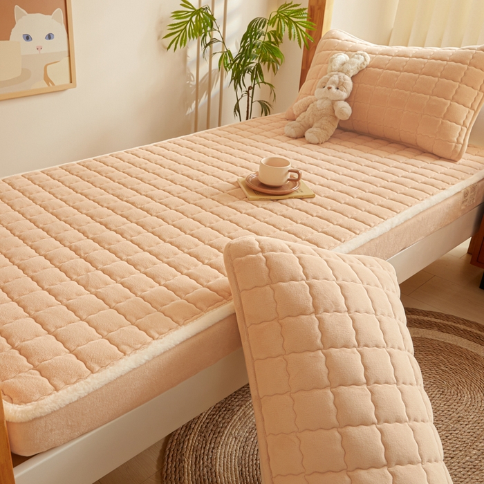 91家纺网 家纺一手货源 找家纺 鑫钰 2024新款秋冬季学生宿舍专用加厚牛奶绒床笠-暖格 暖格-卡其