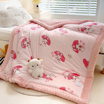 91家纺网 家纺一手货源 找家纺 乐秀家纺 2025新款A类三丽鸥针织棉豆豆被 带激光防伪吊牌 草莓美乐蒂