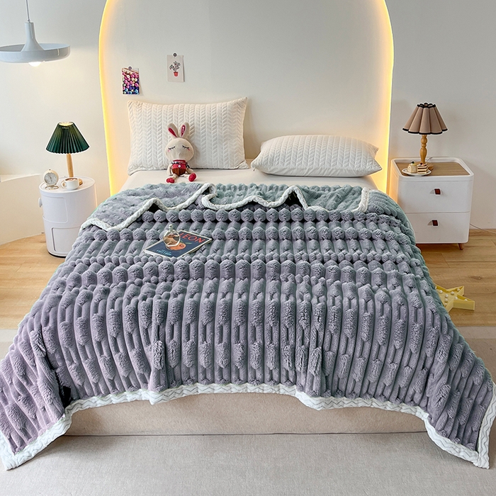 91家纺网 家纺一手货源 找家纺 金喜 2024新款纯色仿裘皮兔绒毛毯包边款多用途毛毯办公室午睡毯家用毛毯被  蓝灰