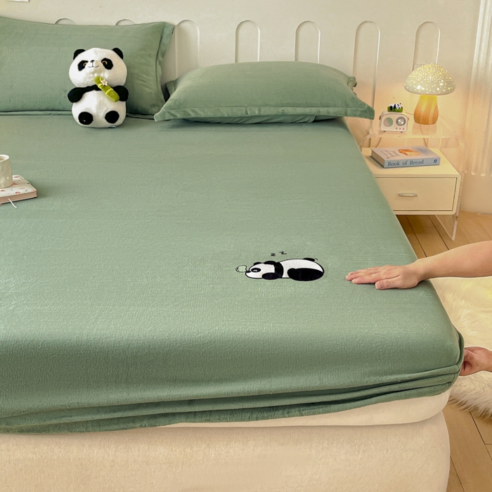 91家纺网 家纺一手货源 找家纺 梵克保罗 2024新款秋冬新款保暖加厚纯色牛奶绒泡泡熊刺绣单品单床笠 泡泡熊-墨子绿