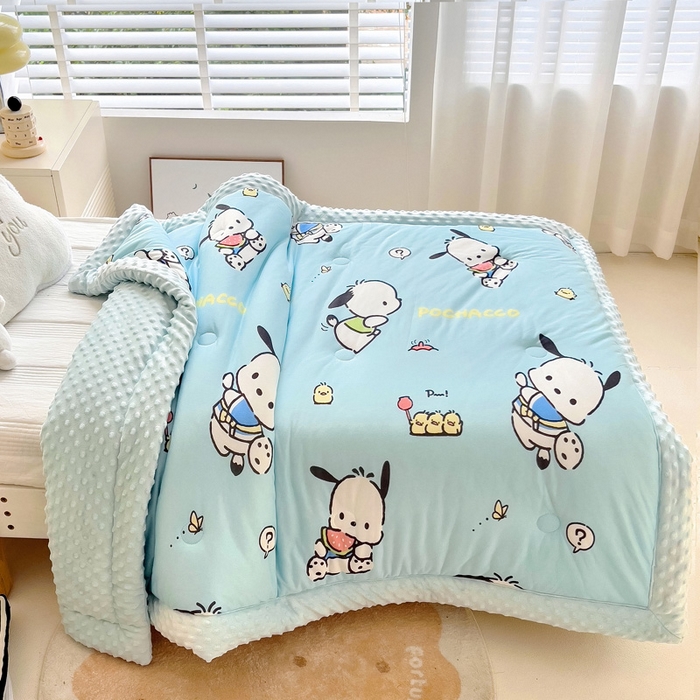 91家纺网 家纺一手货源 找家纺 乐秀家纺 2025新款A类三丽鸥针织棉豆豆被 带激光防伪吊牌 西瓜帕恰狗