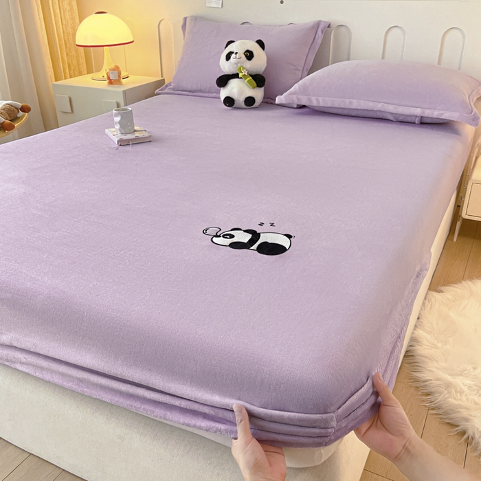 91家纺网 家纺一手货源 找家纺 梵克保罗 2024新款秋冬新款保暖加厚纯色牛奶绒泡泡熊刺绣单品单床笠 泡泡熊-香芋紫