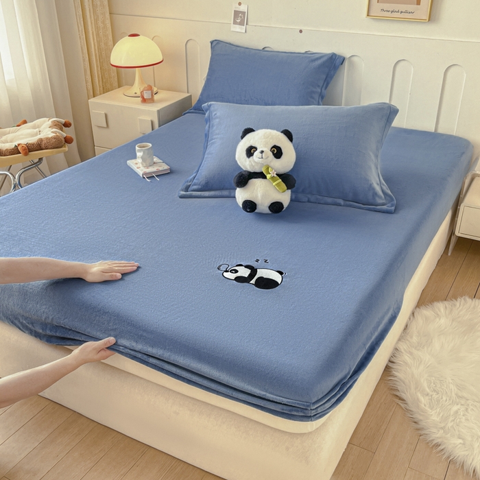 91家纺网 家纺一手货源 找家纺 梵克保罗 2024新款秋冬新款保暖加厚纯色牛奶绒泡泡熊刺绣单品单床笠 泡泡熊-宾利蓝