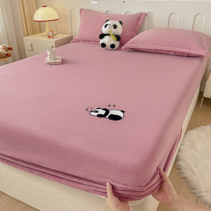 91家纺网 家纺一手货源 找家纺 梵克保罗 2024新款秋冬新款保暖加厚纯色牛奶绒泡泡熊刺绣单品单床笠 泡泡熊-豆沙