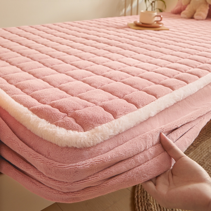 91家纺网 家纺一手货源 找家纺 鑫钰 2024新款秋冬季学生宿舍专用加厚牛奶绒床笠-暖格 暖格-绯粉