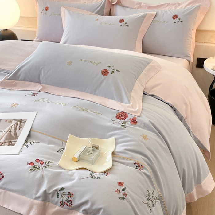 91家纺网 家纺一手货源 找家纺 遇见家居生活馆 2024新款A类全棉磨毛刺绣四件套-丽莎 丽莎-淡雅灰