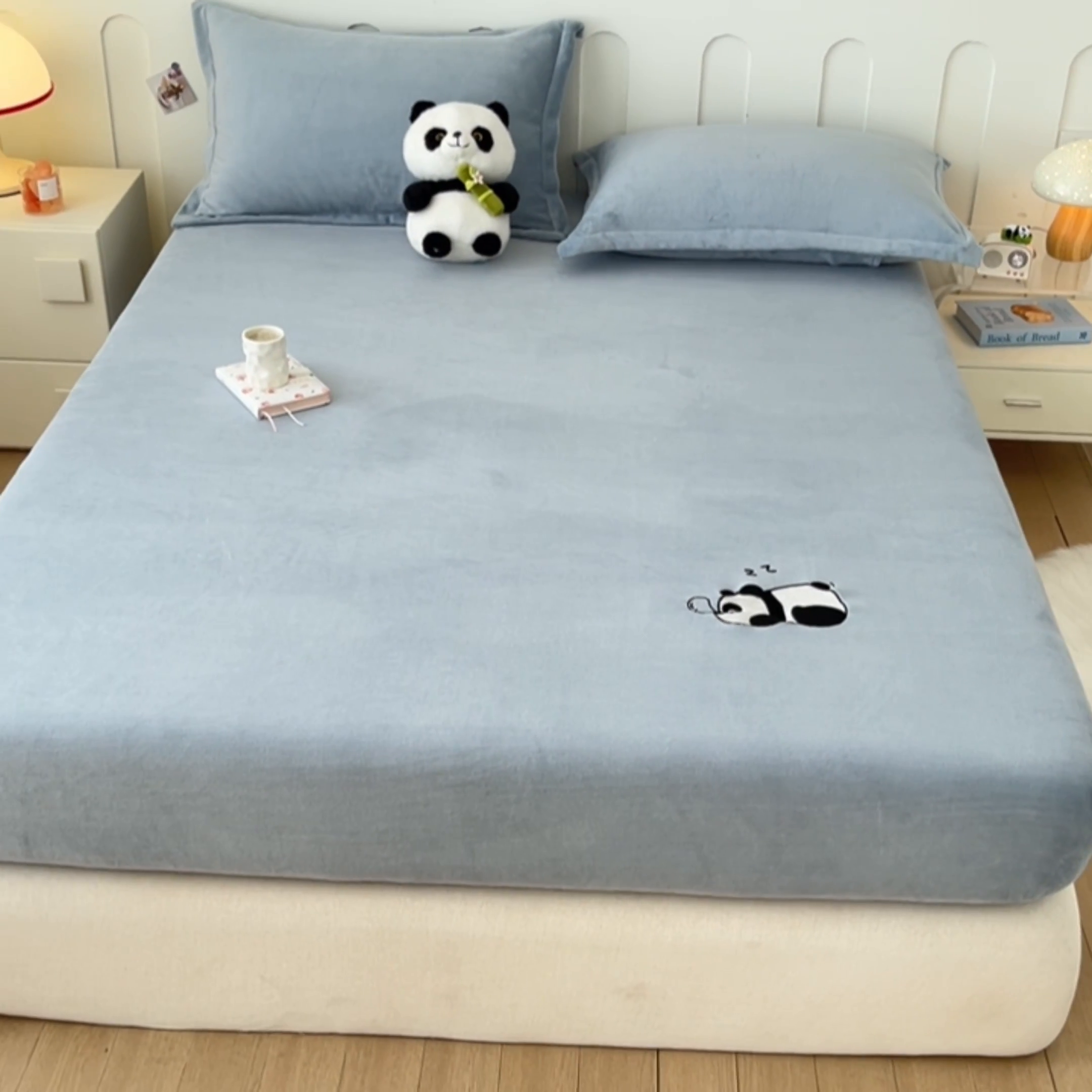 91家纺网 家纺一手货源 找家纺 梵克保罗 2024新款秋冬新款保暖加厚纯色牛奶绒泡泡熊刺绣单品单床笠 泡泡熊-淡蓝