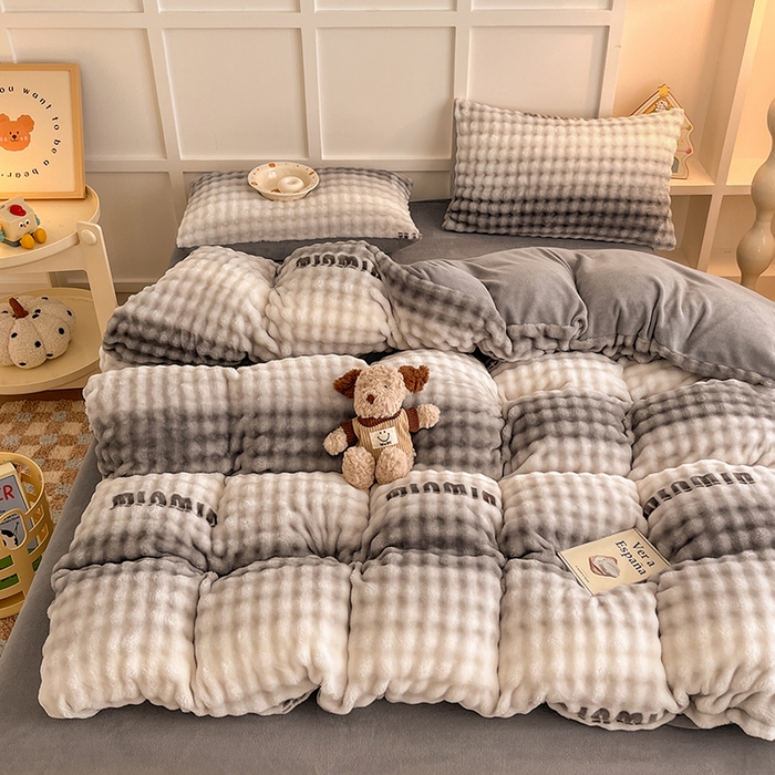 91家纺网 家纺一手货源 找家纺 金喜 2024新款牛奶绒印花泡泡四件套 泡泡牛奶绒-字母灰