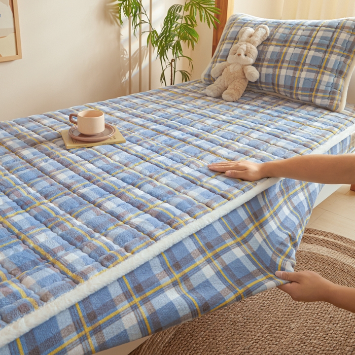 91家纺网 家纺一手货源 找家纺 鑫钰 2024新款秋冬季学生宿舍专用加厚牛奶绒床笠-暖格 暖格-简希蓝