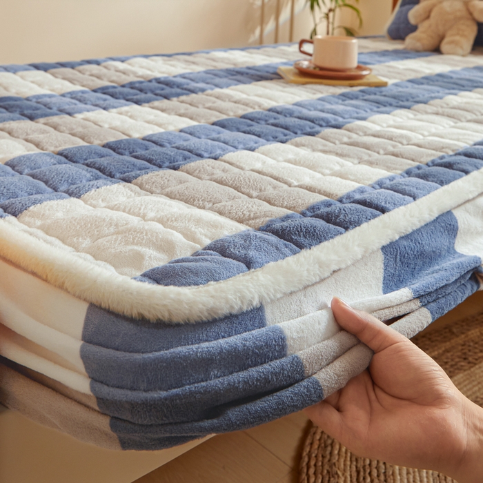 91家纺网 家纺一手货源 找家纺 鑫钰 2024新款秋冬季学生宿舍专用加厚牛奶绒床笠-暖格 暖格-蓝大格