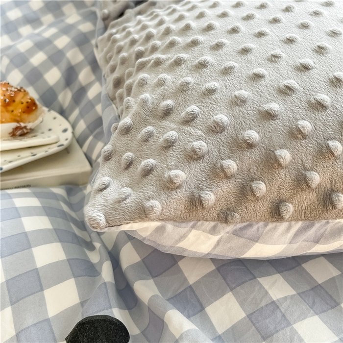 91家纺网 家纺一手货源 找家纺 佰亿莱 2024新款豆豆绒四件套 蓝格熊猫-灰