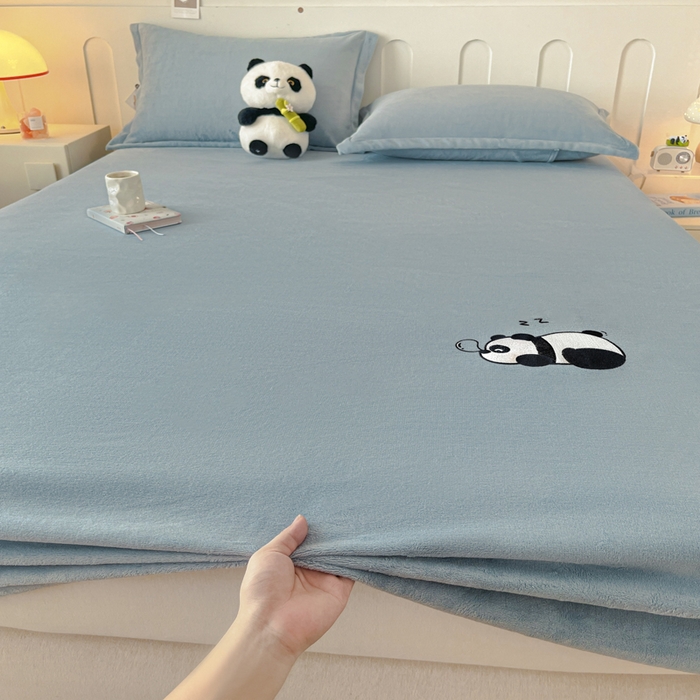 91家纺网 家纺一手货源 找家纺 梵克保罗 2024新款秋冬新款保暖加厚纯色牛奶绒泡泡熊刺绣单品单床笠 泡泡熊-淡蓝