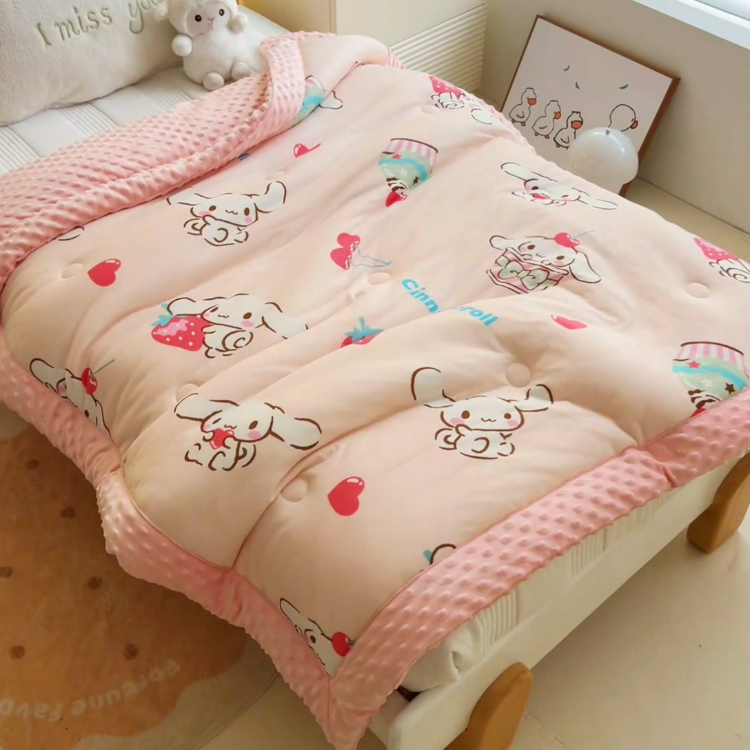 91家纺网 家纺一手货源 找家纺 乐秀家纺 2025新款A类三丽鸥针织棉豆豆被 带激光防伪吊牌 甜心玉桂狗