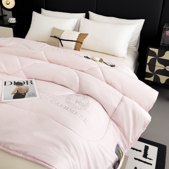 91家纺网 家纺一手货源 找家纺 梵克保罗 2024秋冬保暖加厚新西兰进口羊毛防绒抗菌被羊绒被冬被被子被芯 粉色