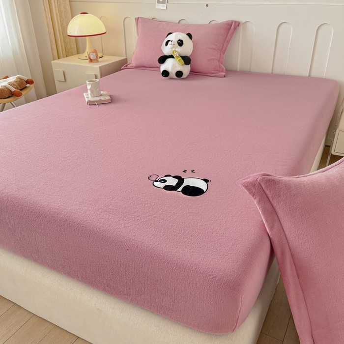 91家纺网 家纺一手货源 找家纺 梵克保罗 2024新款秋冬新款保暖加厚纯色牛奶绒泡泡熊刺绣单品单床笠 泡泡熊-豆沙