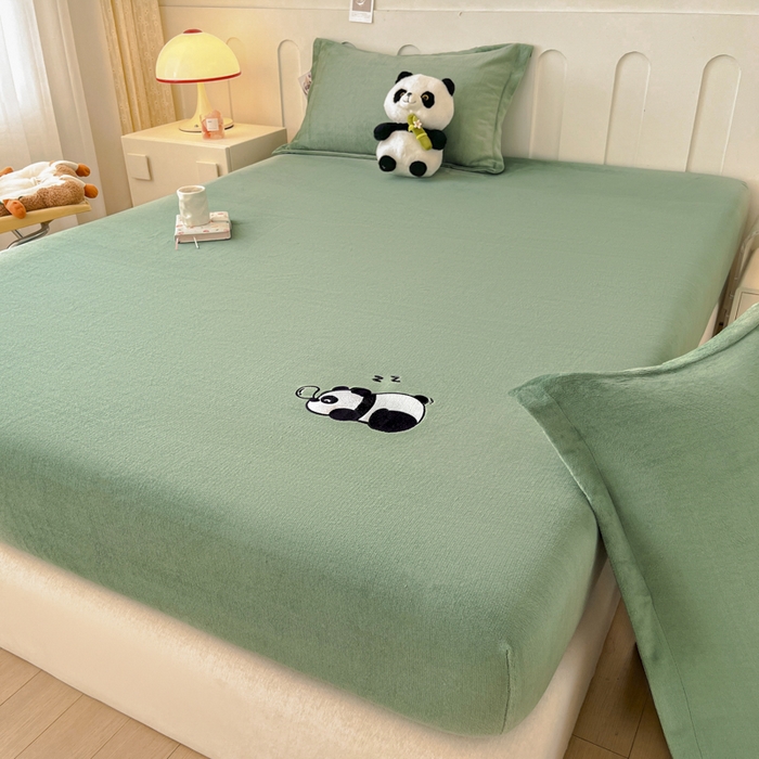 91家纺网 家纺一手货源 找家纺 梵克保罗 2024新款秋冬新款保暖加厚纯色牛奶绒泡泡熊刺绣单品单床笠 泡泡熊-墨子绿