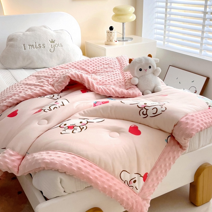 91家纺网 家纺一手货源 找家纺 乐秀家纺 2025新款A类三丽鸥针织棉豆豆被 带激光防伪吊牌 甜心玉桂狗