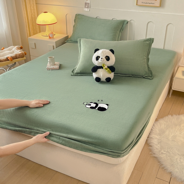 91家纺网 家纺一手货源 找家纺 梵克保罗 2024新款秋冬新款保暖加厚纯色牛奶绒泡泡熊刺绣单品单床笠 泡泡熊-墨子绿