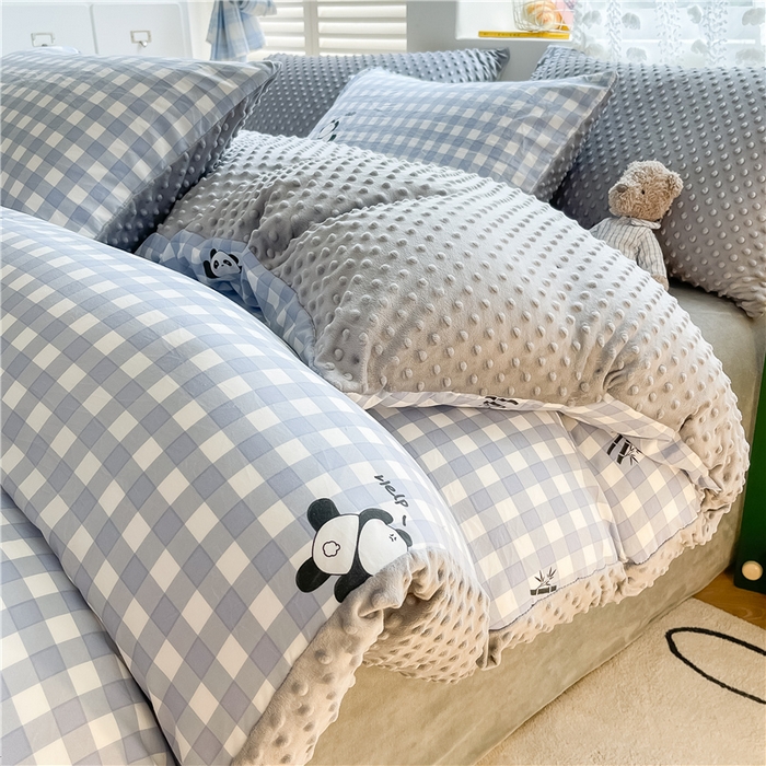 91家纺网 家纺一手货源 找家纺 佰亿莱 2024新款豆豆绒四件套 蓝格熊猫-灰