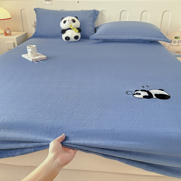 91家纺网 家纺一手货源 找家纺 梵克保罗 2024新款秋冬新款保暖加厚纯色牛奶绒泡泡熊刺绣单品单床笠 泡泡熊-宾利蓝