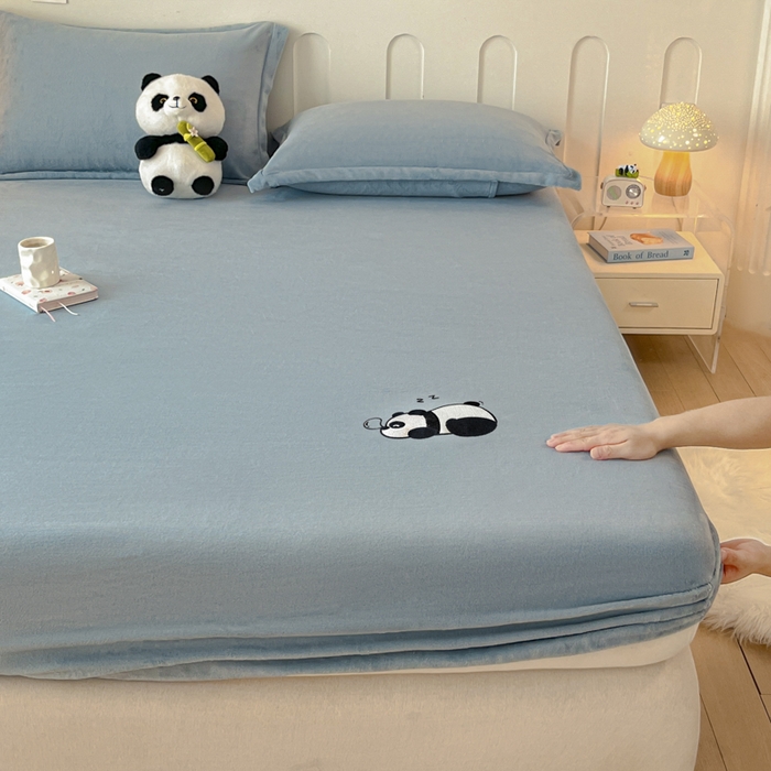 91家纺网 家纺一手货源 找家纺 梵克保罗 2024新款秋冬新款保暖加厚纯色牛奶绒泡泡熊刺绣单品单床笠 泡泡熊-淡蓝