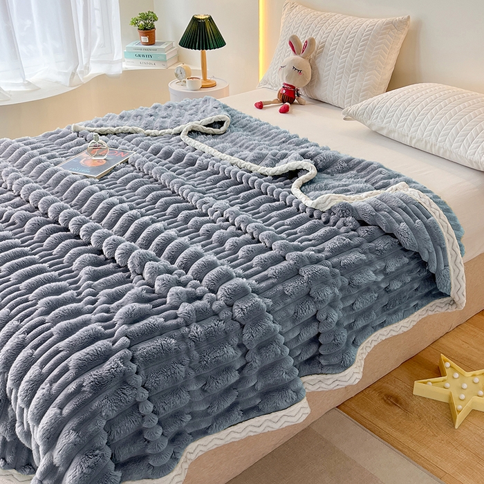 91家纺网 家纺一手货源 找家纺 金喜 2024新款纯色仿裘皮兔绒毛毯包边款多用途毛毯办公室午睡毯家用毛毯被  蓝灰