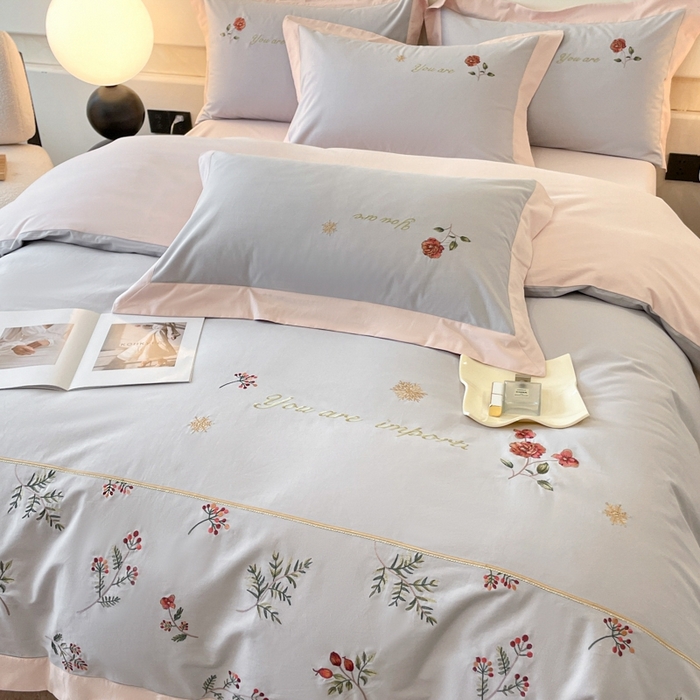 91家纺网 家纺一手货源 找家纺 遇见家居生活馆 2024新款A类全棉磨毛刺绣四件套-丽莎 丽莎-淡雅灰