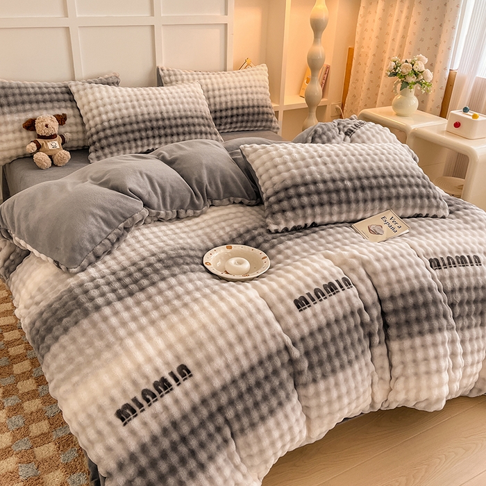 91家纺网 家纺一手货源 找家纺 金喜 2024新款牛奶绒印花泡泡四件套 泡泡牛奶绒-字母灰