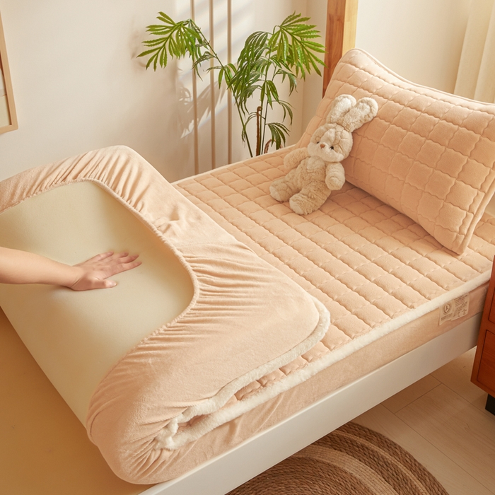 91家纺网 家纺一手货源 找家纺 鑫钰 2024新款秋冬季学生宿舍专用加厚牛奶绒床笠-暖格 暖格-卡其