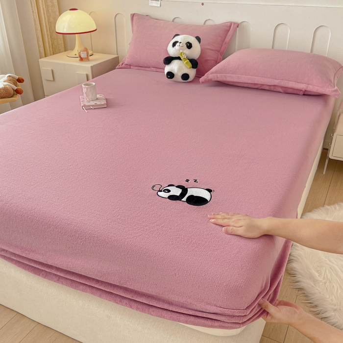 91家纺网 家纺一手货源 找家纺 梵克保罗 2024新款秋冬新款保暖加厚纯色牛奶绒泡泡熊刺绣单品单床笠 泡泡熊-豆沙