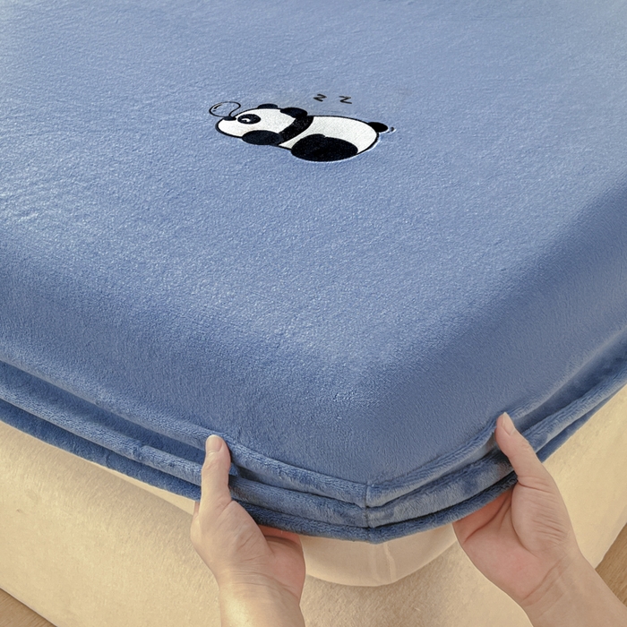 91家纺网 家纺一手货源 找家纺 梵克保罗 2024新款秋冬新款保暖加厚纯色牛奶绒泡泡熊刺绣单品单床笠 泡泡熊-宾利蓝