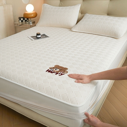 暖季家纺 2025新款40支长绒棉刺绣款全棉夹棉床笠支持定制 博士小熊-奶昔白