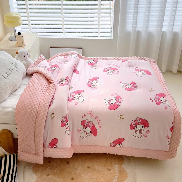 91家纺网 家纺一手货源 找家纺 乐秀家纺 2025新款A类三丽鸥针织棉豆豆被 带激光防伪吊牌 草莓美乐蒂