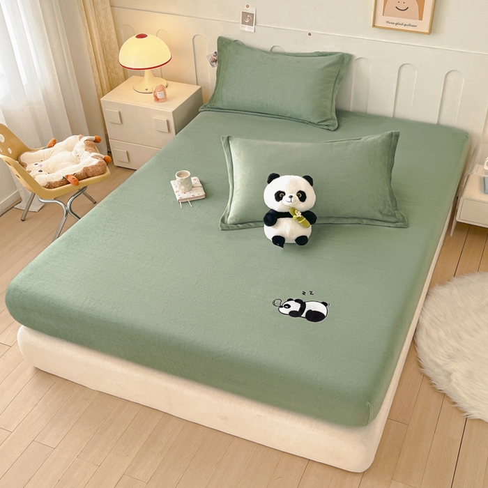 91家纺网 家纺一手货源 找家纺 梵克保罗 2024新款秋冬新款保暖加厚纯色牛奶绒泡泡熊刺绣单品单床笠 泡泡熊-墨子绿