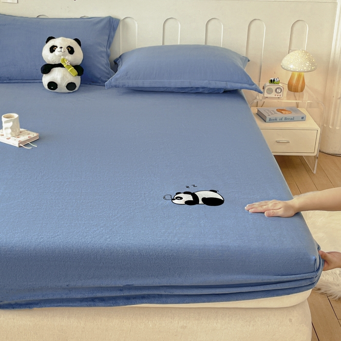 91家纺网 家纺一手货源 找家纺 梵克保罗 2024新款秋冬新款保暖加厚纯色牛奶绒泡泡熊刺绣单品单床笠 泡泡熊-宾利蓝