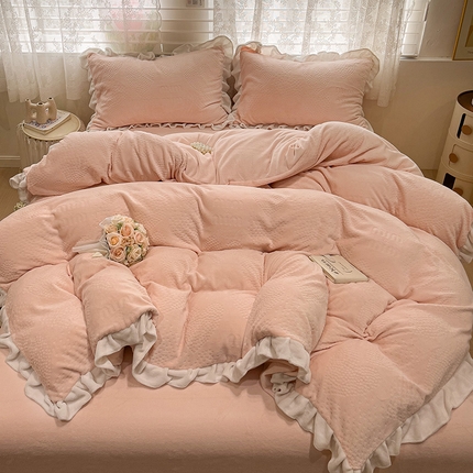 91家纺网 家纺一手货源 找家纺 （总）乐童家纺 2024新款雕花牛奶绒基础花边款四件套