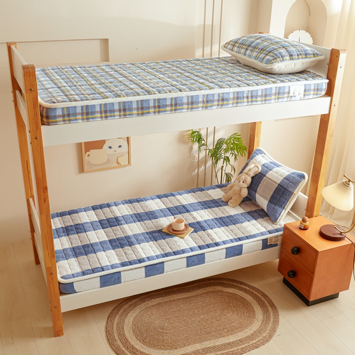 91家纺网 家纺一手货源 找家纺 鑫钰 2024新款秋冬季学生宿舍专用加厚牛奶绒床笠-暖格 暖格-蓝大格