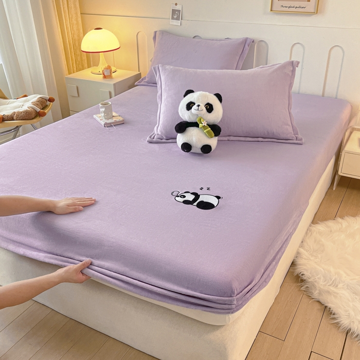 91家纺网 家纺一手货源 找家纺 梵克保罗 2024新款秋冬新款保暖加厚纯色牛奶绒泡泡熊刺绣单品单床笠 泡泡熊-香芋紫