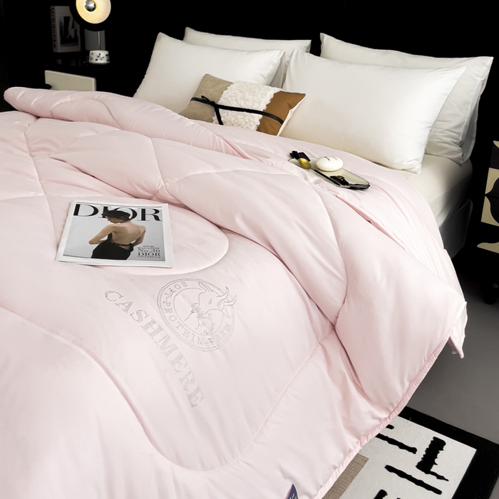 91家纺网 家纺一手货源 找家纺 梵克保罗 2024秋冬保暖加厚新西兰进口羊毛防绒抗菌被羊绒被冬被被子被芯 粉色