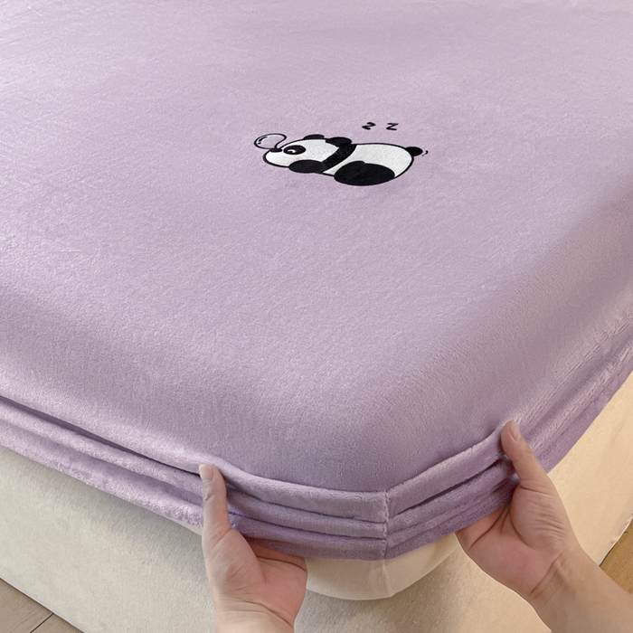 91家纺网 家纺一手货源 找家纺 梵克保罗 2024新款秋冬新款保暖加厚纯色牛奶绒泡泡熊刺绣单品单床笠 泡泡熊-香芋紫