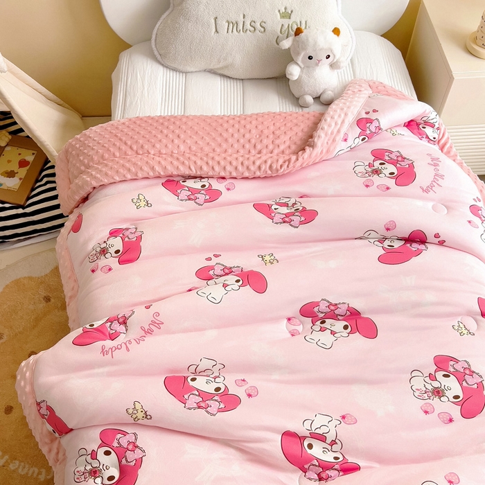 91家纺网 家纺一手货源 找家纺 乐秀家纺 2025新款A类三丽鸥针织棉豆豆被 带激光防伪吊牌 草莓美乐蒂