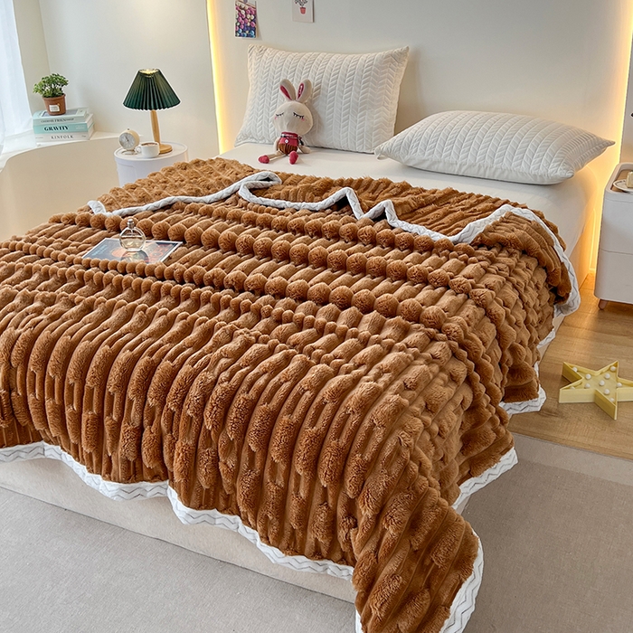 91家纺网 家纺一手货源 找家纺 金喜 2024新款纯色仿裘皮兔绒毛毯包边款多用途毛毯办公室午睡毯家用毛毯被  咖啡