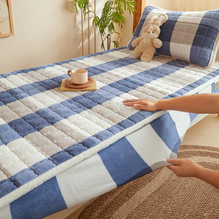 91家纺网 家纺一手货源 找家纺 鑫钰 2024新款秋冬季学生宿舍专用加厚牛奶绒床笠-暖格 暖格-蓝大格