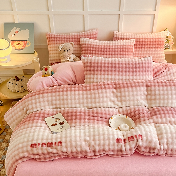 91家纺网 家纺一手货源 找家纺 金喜 2024新款牛奶绒印花泡泡四件套 泡泡牛奶绒-字母粉