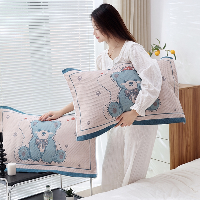 91家纺网 家纺一手货源 找家纺 朴尔家纺-毛巾被 2024年新款卡通定位纯棉四层纱布枕巾呆萌熊蓝