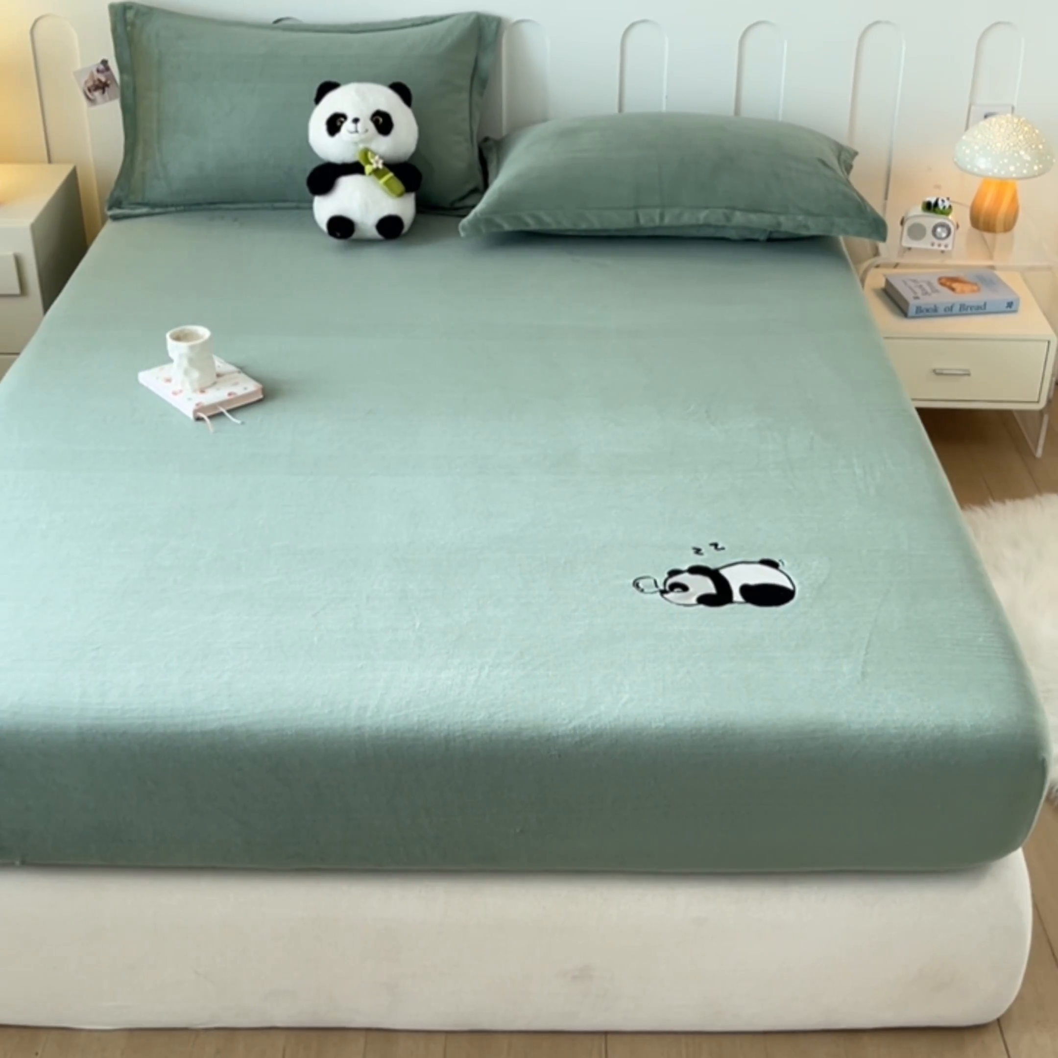 91家纺网 家纺一手货源 找家纺 梵克保罗 2024新款秋冬新款保暖加厚纯色牛奶绒泡泡熊刺绣单品单床笠 泡泡熊-墨子绿