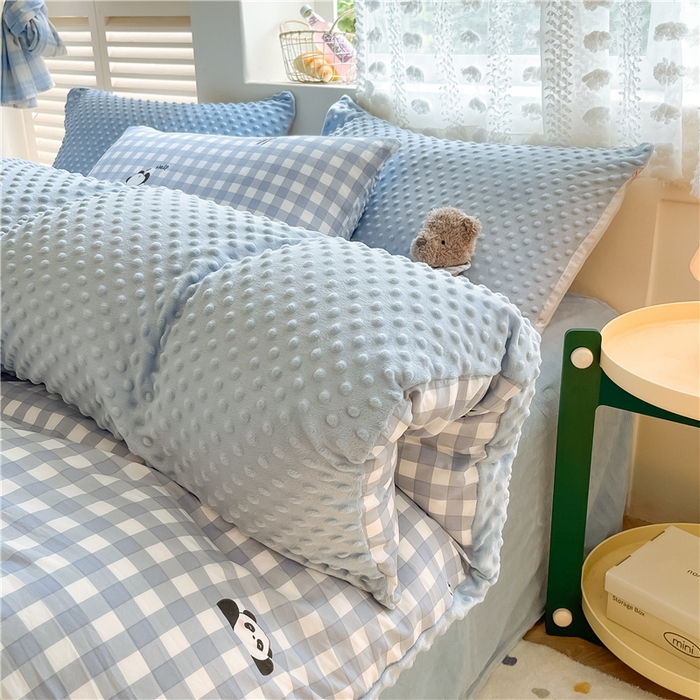 91家纺网 家纺一手货源 找家纺 佰亿莱 2024新款豆豆绒四件套 蓝格熊猫-蓝