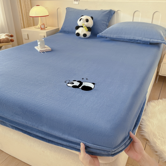 91家纺网 家纺一手货源 找家纺 梵克保罗 2024新款秋冬新款保暖加厚纯色牛奶绒泡泡熊刺绣单品单床笠 泡泡熊-宾利蓝