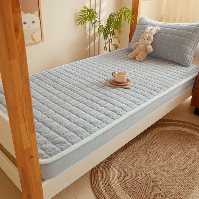 91家纺网 家纺一手货源 找家纺 鑫钰 2024新款秋冬季学生宿舍专用加厚牛奶绒床笠-暖格 暖格-浅灰